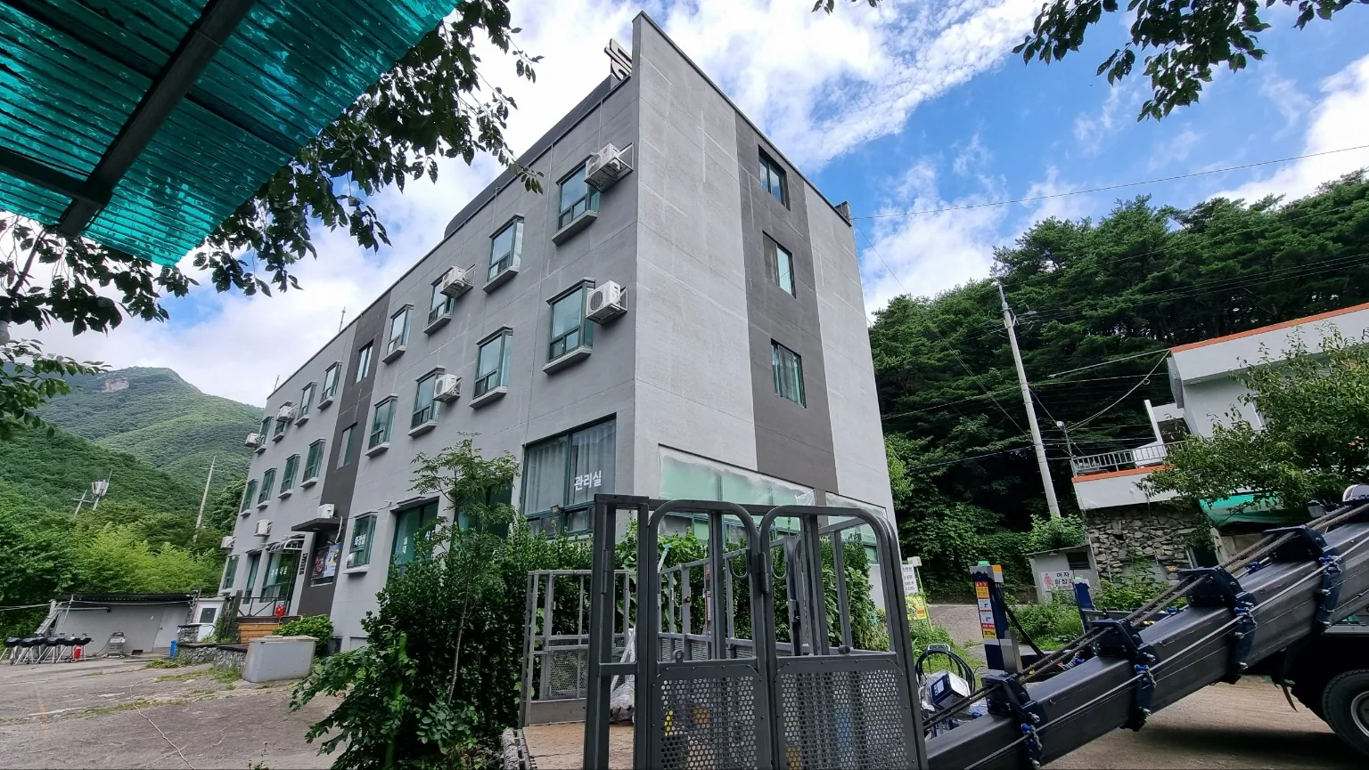 영남알프스 산자락에 자리한 등억스토리 펜션 외관
